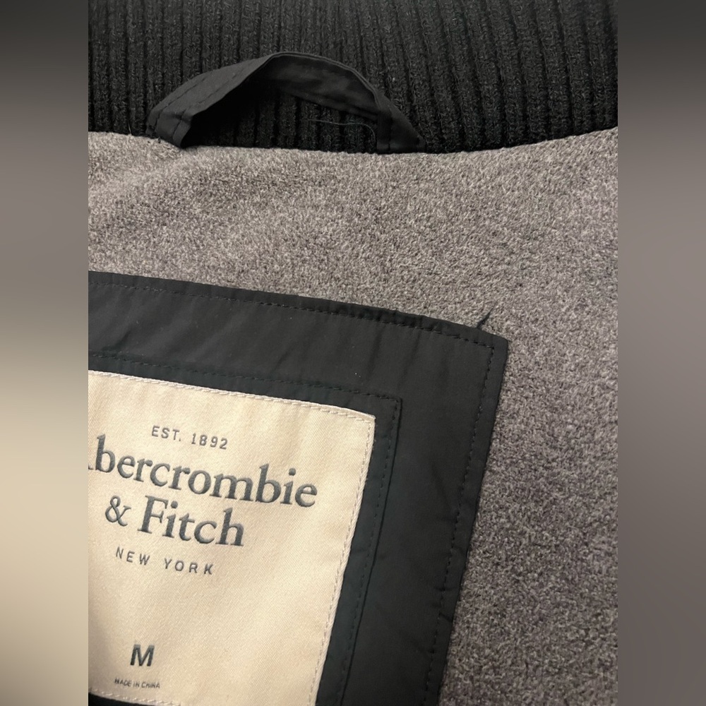 Vintage Abercrombie & Fitch Black Puffer Vest with Emblem - Picture 8 of 8